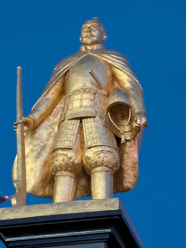 岐阜県大垣駅前の信長像「金ぴか、ピカピカ」