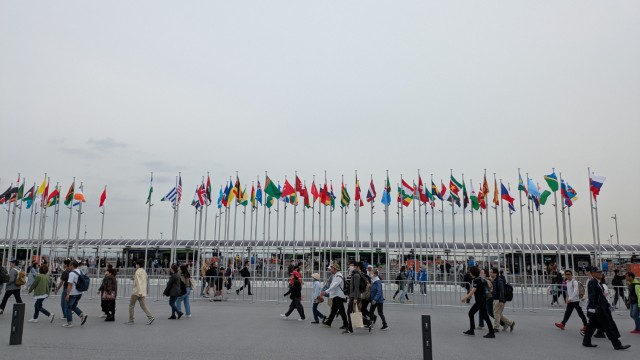 大阪関西万博 様々な人、様々な国旗