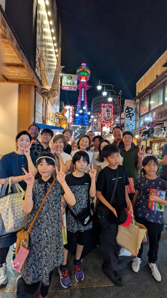 家族イベントで大阪満喫ツアー 通天閣を背景に「ご子息ご令嬢の成長にびっくり」